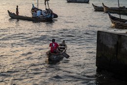 Accra;-Ghana;-Jamestown;-fishing-harbour;-skiff;-small-boat;-pirogue;-fisherman;-paddle;-sunrise;-golden-light;-artisanal-fishing;-fishing-community;-Gulf-of-Guinea;-West-Africa;-historic-district;-documentary-photography;-Kaleidos;-Kaleidos-images;-La-parole-à-limage;-Stories-Pictures;-Tarek-Charara